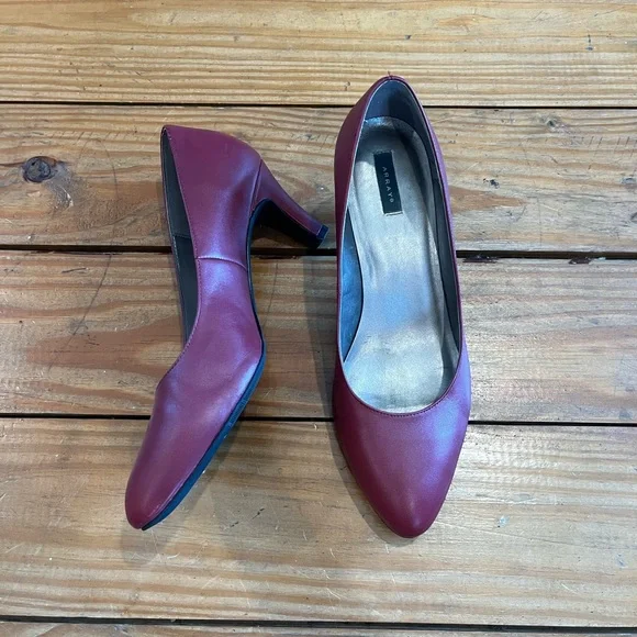 (388) ARRAY RED HEELS - Picture 1 of 9